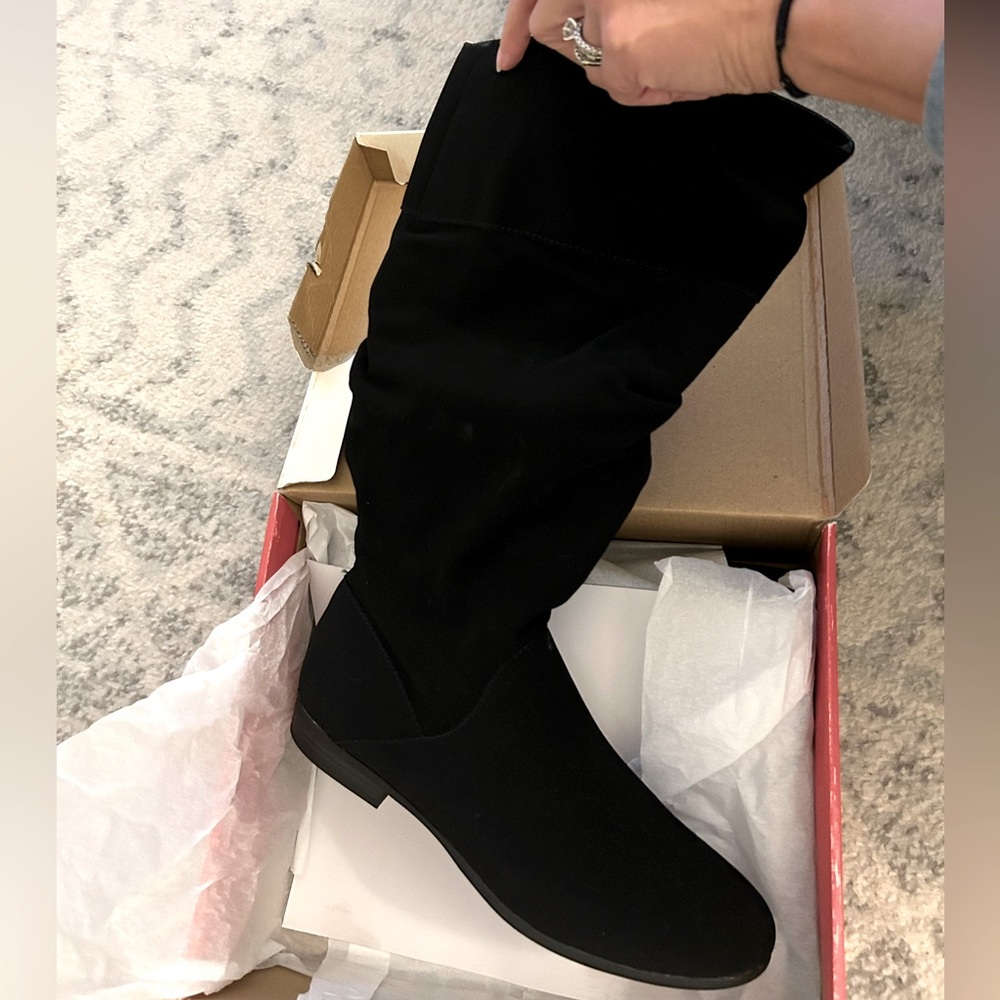 Brand new! Never worn. Black boots